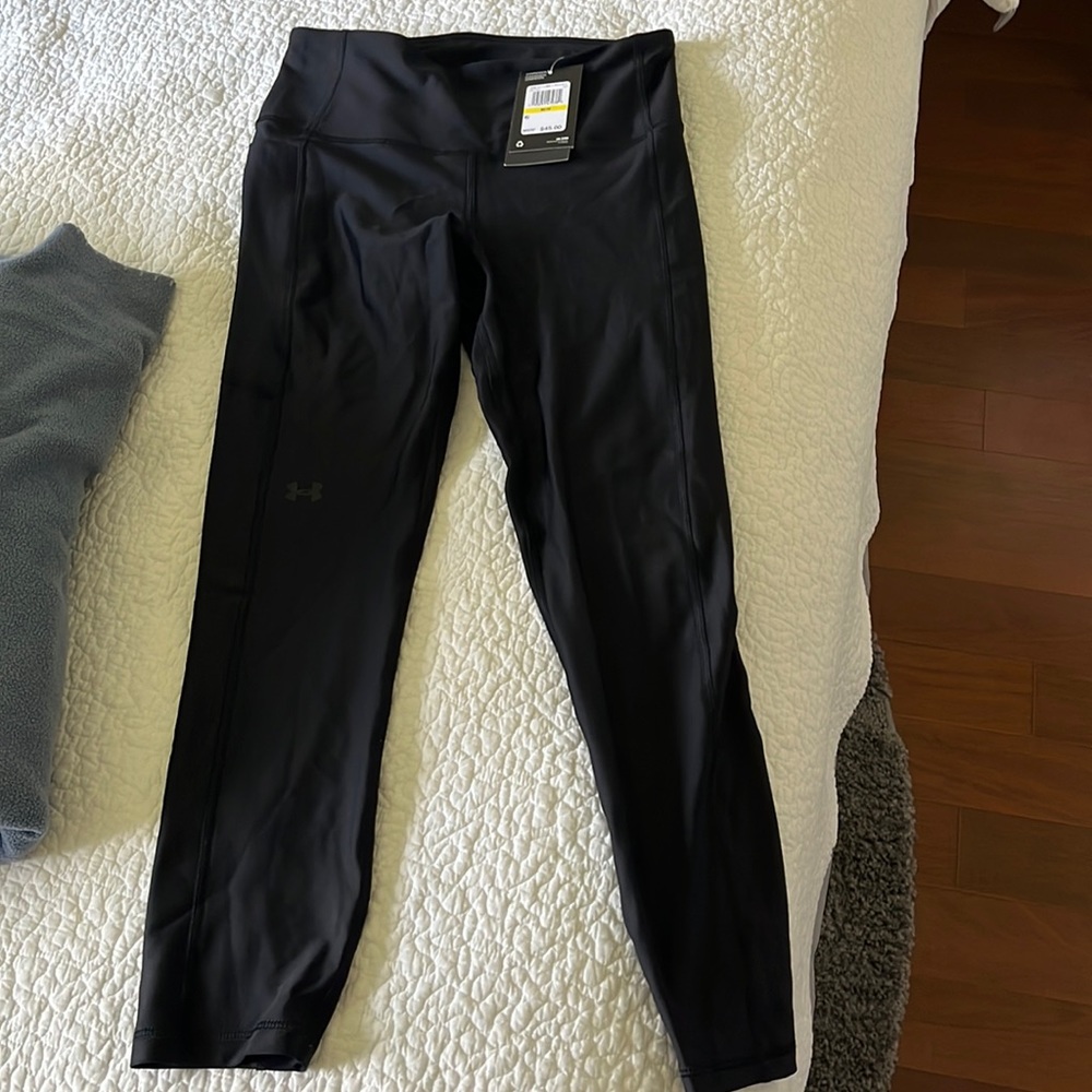 Women’s Under Armour compression high rise ankle leggings, black, size M, new